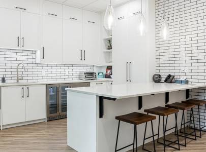 Kitchen With Dining Table - Lindan Homes